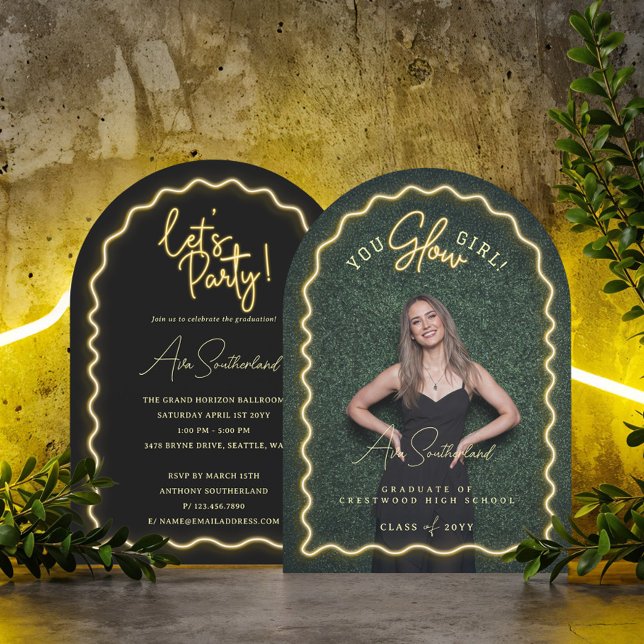 Convite Foto De Graduação De Néon Amarelo De Voz Brilhante (You Glow Girl Wavy Yellow Neon Graduation Photo Invitation)