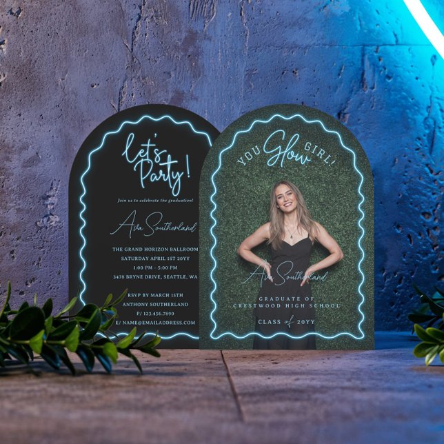 Convite Foto De Graduação De Néon Azul De Luz Brilhante (You Glow Girl Wavy Blue Neon Graduation Photo Invitation)