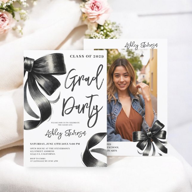Convite Foto de Graduação do Arco Coquette Black Watercolo (Black Watercolor Coquette Bow Graduation Photo Invitation)