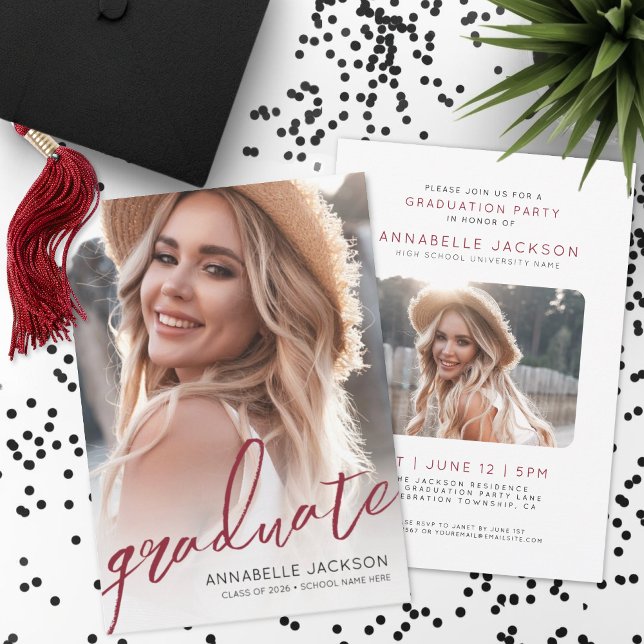 Convite Foto de Graduação Graduada Vermelha (Red Trendy Script Graduate Photo Graduation Invitation)