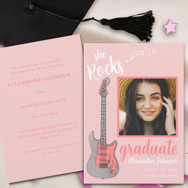 Convite Foto de Graduada com Guitarra Rosa em Roteiro Mode (Fun pink guitar graduate photo graduation announcement card)