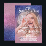 Convite Foto de Ombre de Glitter Tripla Rosa Sapphire 16<br><div class="desc">Este convite de aniversário giro, moderno e brilhante de 16 fotos é perfeito para o dia especial da sua filha adolescente. Apresenta uma fotografia personalizável do convidado de honra e um falso azul-safira impresso a rosa-rosa, em verde-brilhante brilhante cintilante. É chique, elegante, bonito, única e legal; todas as qualidades que...</div>