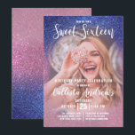 Convite Foto de Ombre de Glitter Tripla Rosa Sapphire 16<br><div class="desc">Este convite de aniversário giro, moderno e brilhante de 16 fotos é perfeito para o dia especial da sua filha adolescente. Apresenta uma fotografia personalizável do convidado de honra e um falso azul-safira impresso a rosa-rosa, em verde-brilhante brilhante cintilante. É chique, elegante, bonito, única e legal; todas as qualidades que...</div>