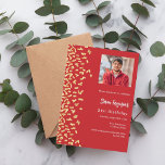 Convite Foto de ouro vermelho de aniversário<br><div class="desc">Um moderno,  elegante e convite. Um fundo vermelho decorado com confete de ouro falso. Personalize e adicione fotos,  um nome e detalhes da festa. Texto branco.</div>