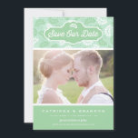 Convite Foto de padrão flexível branco e mint Salve nossa<br><div class="desc">Anuncie sua data de casamento com este anúncio personalizável. Apresenta um padrão floral branco e verde da casa da moeda. Personalize adicionando seus detalhes. Este cartão floral é perfeito para qualquer tema de casamento.</div>