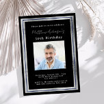 Convite Foto de prata negra de aniversário luxuosa<br><div class="desc">Um convite de aniversário elegante,  moderno e simples. Um fundo preto decorado com quadros falsos de prata. Personalize e adicione um nome de foto e detalhes. Texto branco.</div>