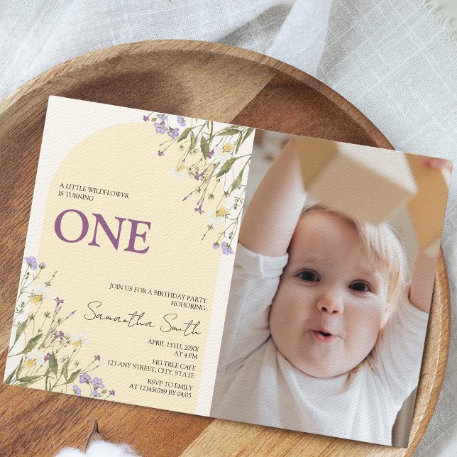Convite Foto de primeiro aniversario estético de flor selv (Photo Little Wildflower 1st birthday invitation)