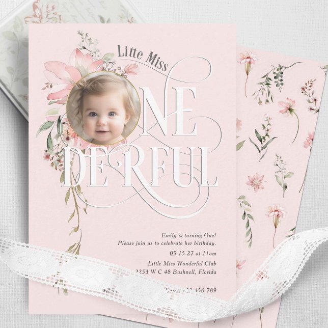 Convite Foto de primeiro aniversario rosa Miss Onemagnific (Little MIss Onederland, Pink Baby girl 1st birthday wildflower themed invitation.)