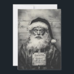 Convite Foto de Santa Claus: Lista de Travessos deu Errado<br><div class="desc">Uma representação hiper-realista, em preto e branco, de Santa Claus em uma cena de ficha policial. A imagem detalhada mostra o Papai Noel com seu traje tradicional, mas com uma aparência desgastada e desalinhada, completo com um letreiro pendurado no pescoço. Atrás dele, há um gráfico de medição vintage, o que...</div>