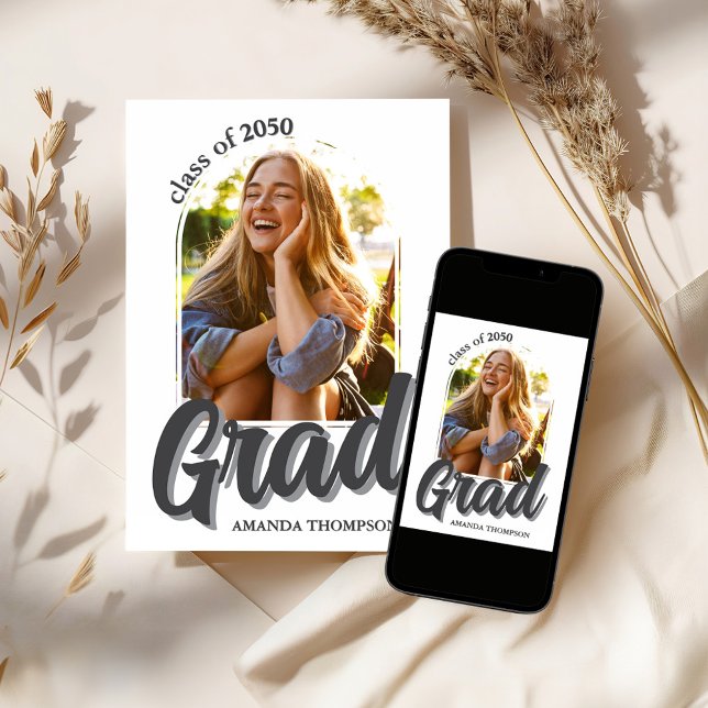 Convite Foto de Script de Festa de formatura Moderna (Modern retro style graduation photo invitation template. )