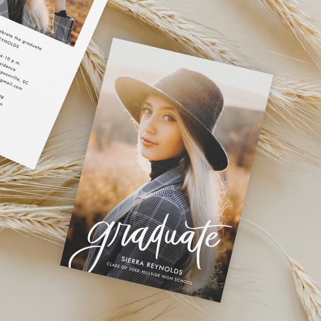 Convite Foto de Script de Formando Manuscrito Moderno (Modern Handwritten Graduate Script 2 Photo Graduation Invitation.)