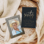 Convite Foto de script elegante do na moda de 60 anos mode<br><div class="desc">Simples na moda de 60 anos,  um elegante script preto e dourado e uma foto geométrica do 60° aniversário convidam. Padrão geométrico moderno do dorso. Parte de uma coleção.</div>