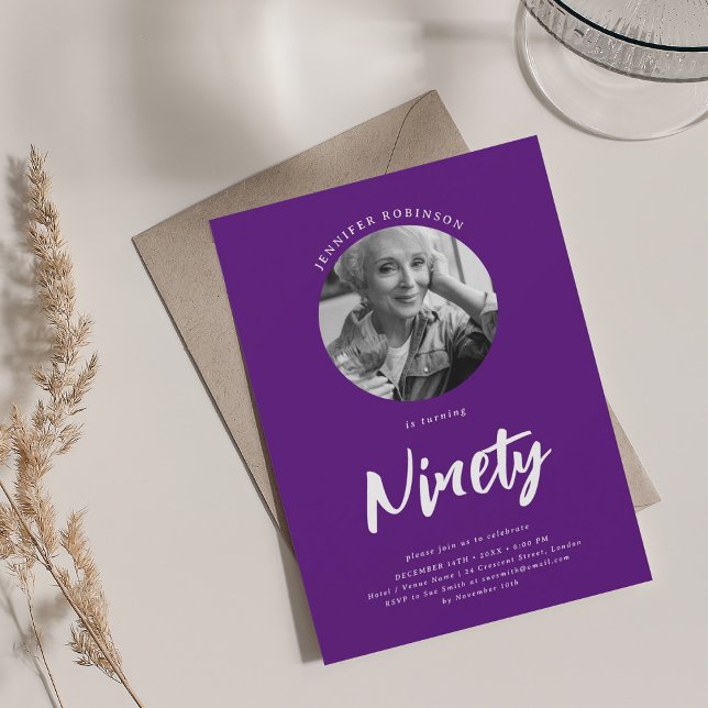 Convite Foto de Script Minimalista 90 Birthday Roxo (Minimalist Script Photo 90th Birthday Purple Invitation)