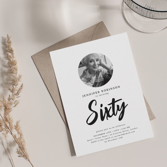 Convite Foto de script mínimo 60º aniversário preto branco (Minimal Script Photo 60th Birthday Black White Invitation)