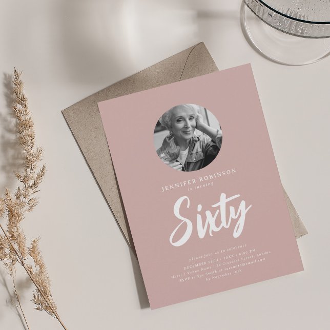 Convite Foto de script mínimo 60th Birthday Dusty Rosa (Minimal Script Photo 60th Birthday Dusty Rose Invitation)