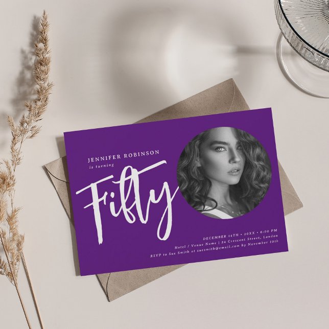 Convite Foto de Script Moderno 50ª Festa de aniversário Ro (Modern Script Photo 50th Birthday Party Purple Invitation)