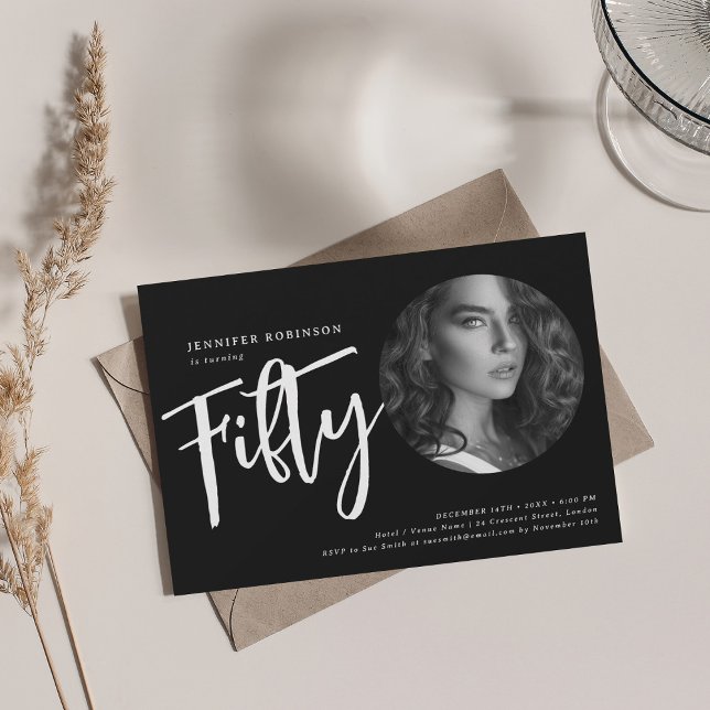 Convite Foto de Script Moderno 50º Festa de aniversário Pr (Modern Script Photo 50th Birthday Party Black Invitation)