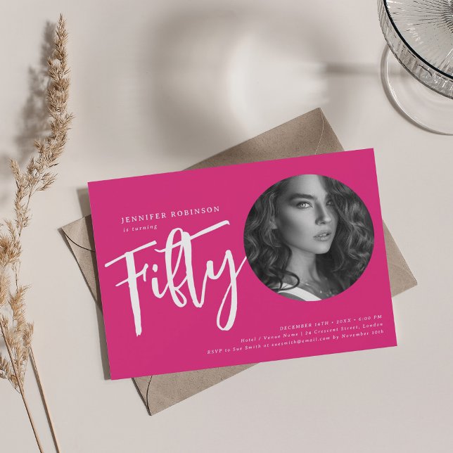 Convite Foto de Script Moderno 50º Festa de aniversário Ro (Modern Script Photo 50th Birthday Party Hot Pink Invitation)