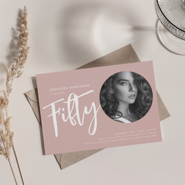 Convite Foto de Script Moderno 50º Festa de aniversário Ro (Modern Script Photo 50th Birthday Party Dusty Pink Invitation)