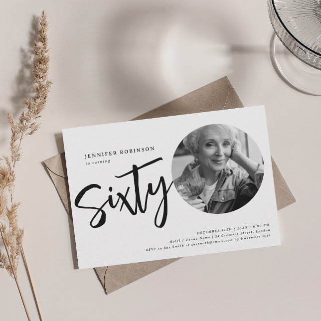 Convite Foto de Script Moderno 60º Aniversário Preto e Bra (Modern Script Photo 60th Birthday Black & White Invitation)