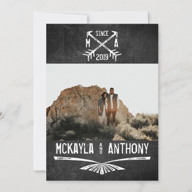 Convite Foto de Setas de Monograma de Festa de noivado (Frente)