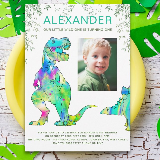 Convite Foto do 1º Aniversário do Dinossauro  (Colorful dinosaur wild one 1st birthday party invitation with photo template T-rex Stegosaurus dinos)