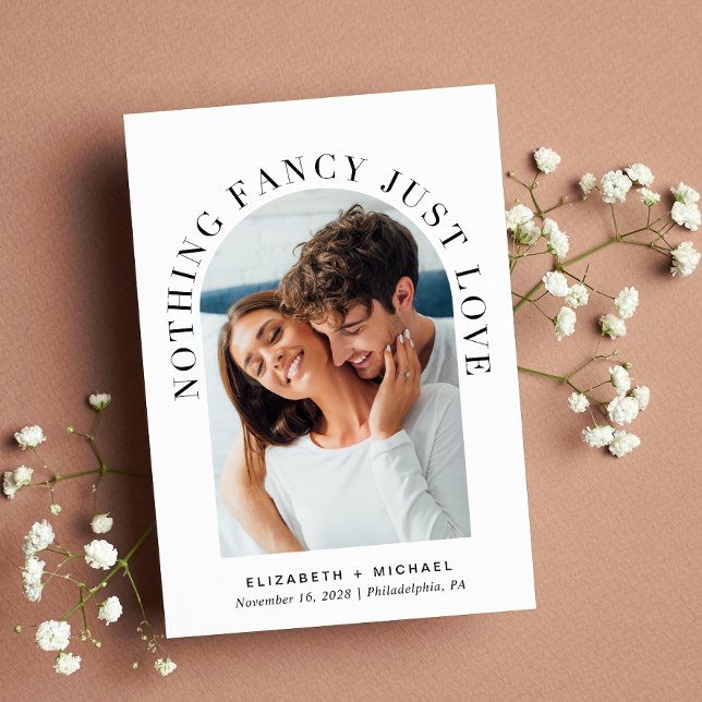 Convite Foto do Arch Moderno Nada Rico Apenas Adora Casame (Celebrate your love story with an invitation showcasing your favorite photo in an elegant arch frame)