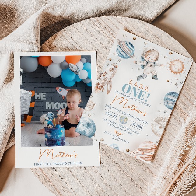 Convite Foto do Astronauta Primeira Viagem em Torno do Sol (First Trip Around the Sun Birthday Invitation Baby Boy with Photo on the Back, Cute Astronaut Space)