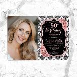 Convite Foto do Damasco Branco preto-Dourado Foto 50º aniv<br><div class="desc">Elegante convite floral feminino para o 50º aniversário com sua foto. Design cor-de-rosa preto-claro-claro com ouro-rosa brilhante falso. Apresenta cor damasco preta e branca, rosas cor-de-rosa pinceladas, fontes de script e confetti. Perfeito para uma festa de comemoração de na moda adulto. Personalize com seus próprios detalhes. Pode ser personalizado para...</div>