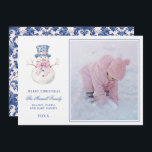 Convite Foto do Damask Snowman, Damasco do Avô, Rosa e Azu<br><div class="desc">Este cartão de Natal tem um design pré-filhote do milênio apresentando Snowman com um chapéu azul e rosa e um arco rosa. A parte inferior tem texto azul que diz "Feliz Natal". Você pode personalizar com um nome e um ano. As costas têm uma cor damasco azul escura coordenada.</div>