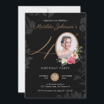 Convite Foto do Floral Black Dourado Classy de aniversário<br><div class="desc">Convite Fotográfico Floral Black Dourado do Partido aniversário de 40 anos. Um delicado e feminino convite de festas aniversário de 40 anos de surpresa floral e botânico temido. Ele apresenta lindas flores em volta da foto da pessoa do aniversário, todas com uma dica de classe vintage! O designer está sempre...</div>