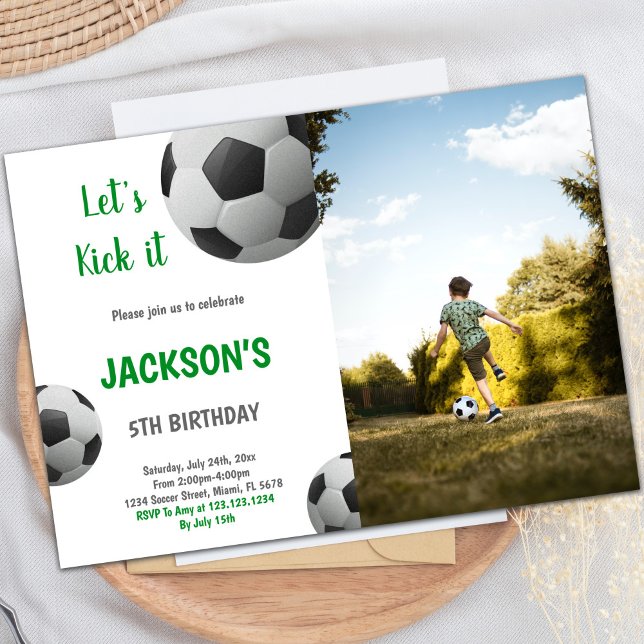 Convite Foto do futebol de texto verde em preto-e-branco (Black and White Ball Green Text Soccer photo Invitation)