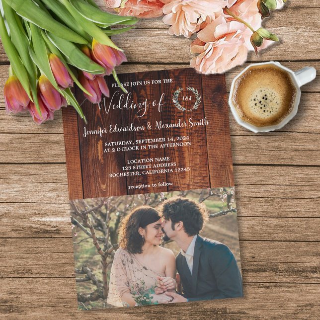 Convite Foto do monograma de madeira de celeiro russo Casa (Rustic barn wood monogrammed photo country wedding invitation. )