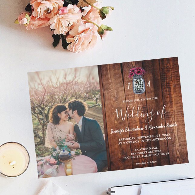 Convite Foto do monograma de madeira de jarro de Mason Rus (Rustic barn wood mason jar monogrammed photo wedding  invitation.)