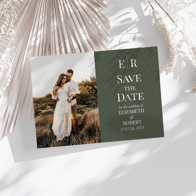 Convite Foto do Monograma Escuro Moderno Salva a Data (Modern Dark Olive Monogram Photo Save the Date Invitation on a white table with neutral dry flowers)