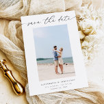 Convite Foto do Na moda de Chic Salve a Data 3<br><div class="desc">Basta adicionar sua foto e você terá uma foto simples, minimalista, chic e exclusiva para salvar a data com um fundo branco. Obtenha esta opção Salvar a data em várias cores. É excelente para Casamentos de primavera, Casamentos de Verão, Casamentos de Praia, Casamentos de Boho, Casamentos outono, Casamentos Russos, Casamentos...</div>