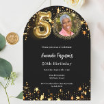 Convite Foto do ouro preto - estrela do 50º aniversário<br><div class="desc">Um convite para fotos moderno e na moda para uma festa de aniversário 50ª. Um fundo preto clássico,  decorado com estrelas douradas falsas. Personalize e adicione os detalhes da sua festa.</div>