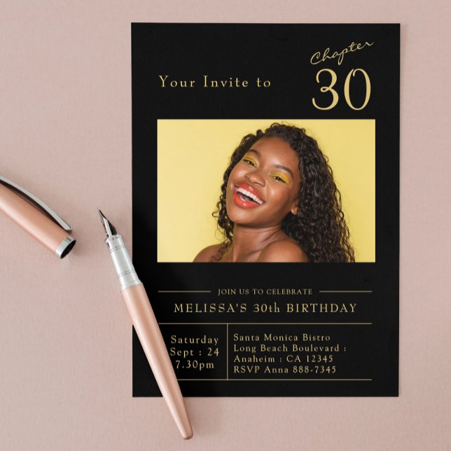 Convite Foto do Partido aniversário de 30 anos Dourado Pre (Black and good 30th birthday invitation on a blush pink background.)
