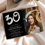 Convite Foto do Partido aniversário de 30 anos Moderno<br><div class="desc">Convite para Fotografia de aniversário de 30 anos Trendy. O design apresenta uma fotografia da sua escolha num fundo preto,  com um modelo simples de texto branco,  fácil de personalizar. O número 30 é divertido,  uma tipografia de pincel que dá a este convite uma sensação moderna.</div>