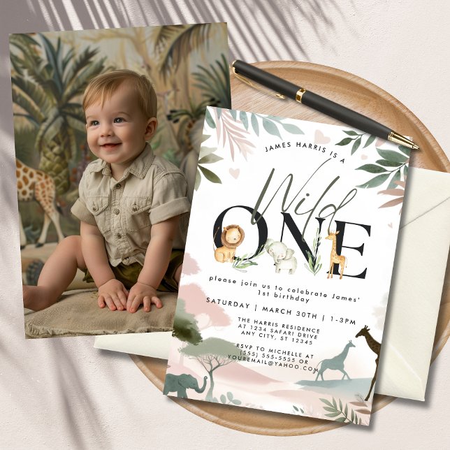 Convite Foto do Partido do primeiro aniversario Wild One S (A cute baby boy in a safari-themed setting next to a "Wild One" birthday invite.)