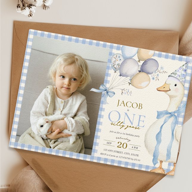 Convite Foto do primeiro aniversario Azul Gingham, ganso d (One Silly Goose Photo 1st Birthday Invitation for Boys with Blue Gingham and Balloons )