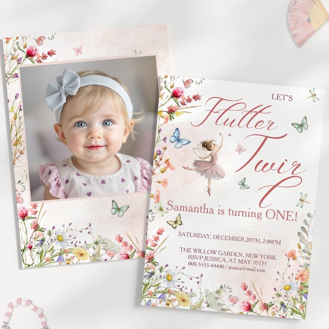 Convite Foto do Primeiro Aniversário com Asas Mágicas Flut (Flutter Twirl Magical Wings First Birthday Photo Invitation)