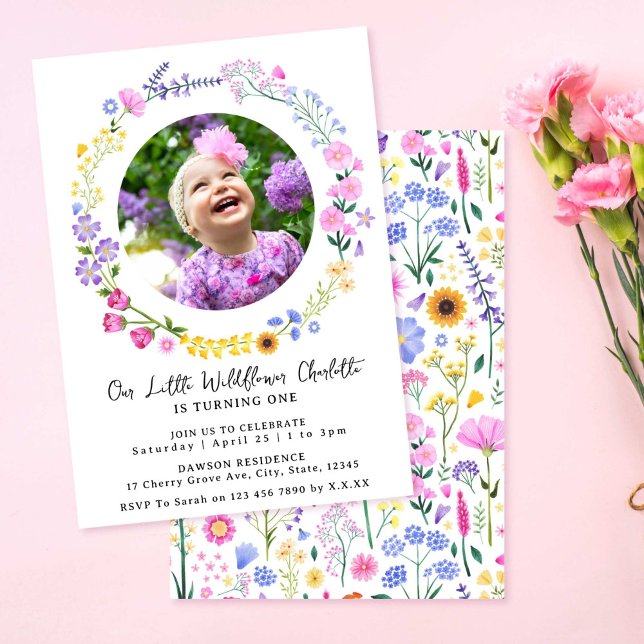 Convite Foto do primeiro aniversario de nossa pequena garo (Our Little Wildflower Girl 1st Birthday Photo Invitation)
