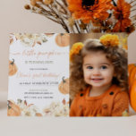 Convite Foto do Primeiro Aniversário do Pumpkin<br><div class="desc">Apresentando nosso Primeiro Convite Fotográfico de Aniversário da Pequena Pumpkin, projetado para tornar a celebração do outono de seu filho especial. Apresentando um adorável design de abóbora e cores de queda quente, este convite inclui espaço para uma foto carinhosa do seu pequeno. Na moda e personalizável, ele dá o tom...</div>
