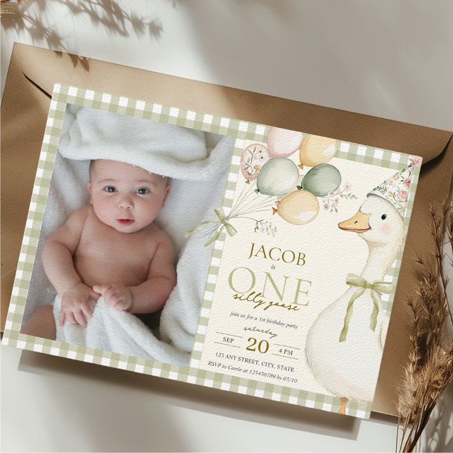Convite Foto do primeiro aniversario Gingham Verde de Um B (One Silly Goose Green Gingham 1st Birthday Photo Invitation Boy )