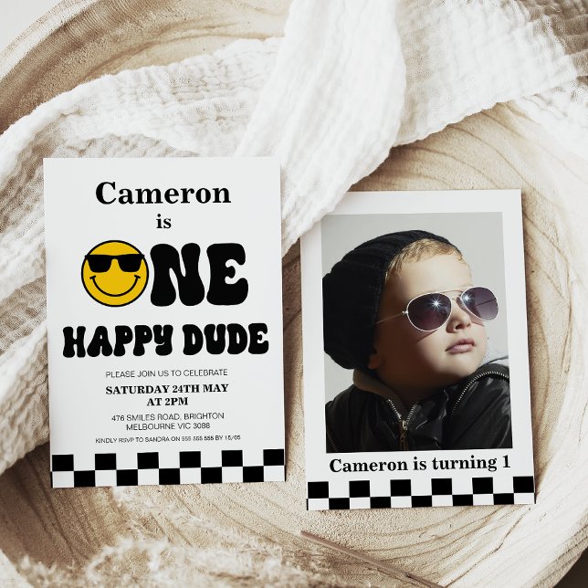 Convite Foto do Quadro de Verificação Um primeiro aniversa (One happy dude 1st birthday invitation featuring retro text, checkerboard, yellow face and a photo)