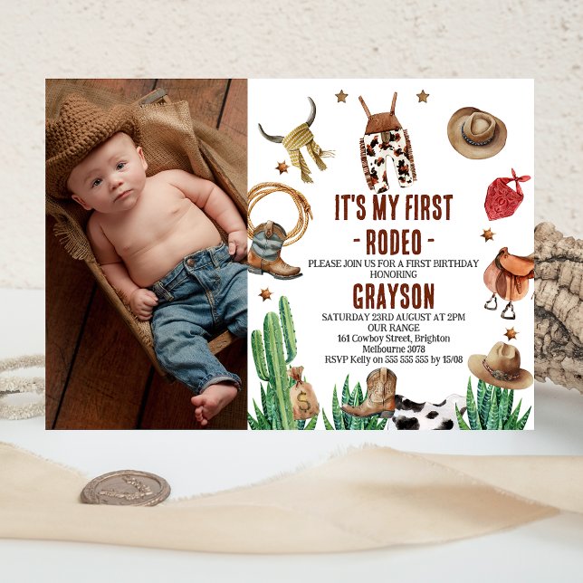 Convite Foto do Western Cactus Minha Primeira rua Rodeo Co (Cute photo boy's first rodeo birthday invitation featuring various cowboy items.)