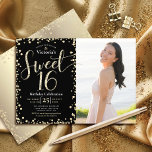 Convite Foto Doce 16 Aniversário Dourado Moderno<br><div class="desc">"Feliz Doce 16". Envie este convite de festas de fotos impressionante, brilhante, giro, elegante, moderno, personalizado, personalizado para um evento a ser lembrado. Dourada tipografia de script brilho e cobertura de confetti na metade esquerda da placa. Uma foto personalizada da aniversariante está à direita. Confiador de ouro adicional sobrepõe o...</div>
