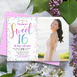Convite Foto Doce 16 Rainbow Glitter Confetti Aniversário<br><div class="desc">"Feliz Doce 16". Envie este convite de festas de fotos impressionante, brilhante, giro, festivo, moderno, personalizado, personalizado para um evento a se lembrar. A tipografia do arco-íris com escrita brilhante e turquesa festiva, cor-de-rosa púrpura e confete dourado, sobrepõe um fundo branco na metade esquerda da placa. Uma foto personalizada da...</div>