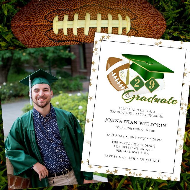 Convite Foto Dourada de futebol clássico do Boné de format (Classic Graduation Cap Green Gold Football Photo Invitation)